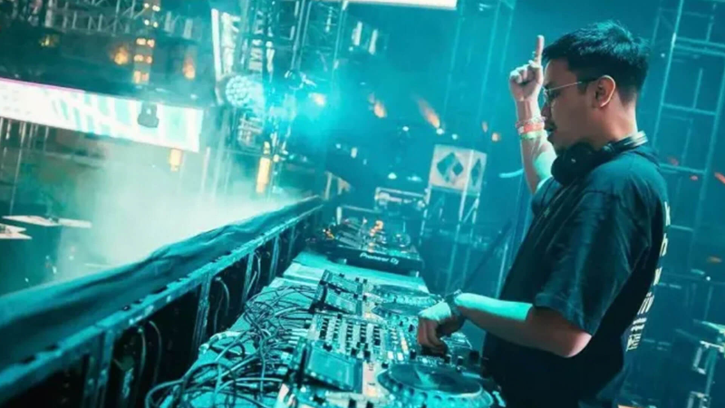 Image DJ BLEU CLAIR ASAL INDONESIA GUNCANG TOMORROWLAND