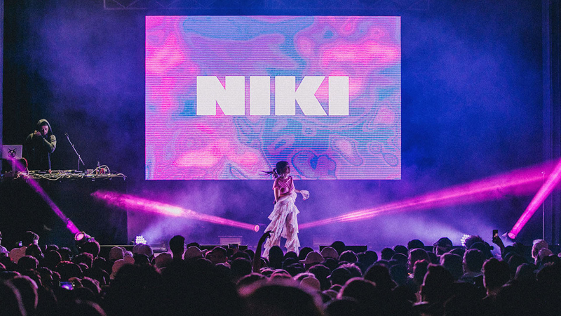 Image Konser World Tour Niki Hingga Tren AI Anime